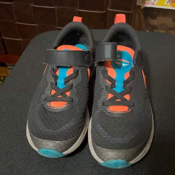 Nike girls soft all condition play sneakers. - Picture 2 of 4